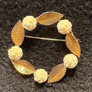 Vintage AMCO 14KGF Wreath with Gold Leaves and Ivory colored Roses